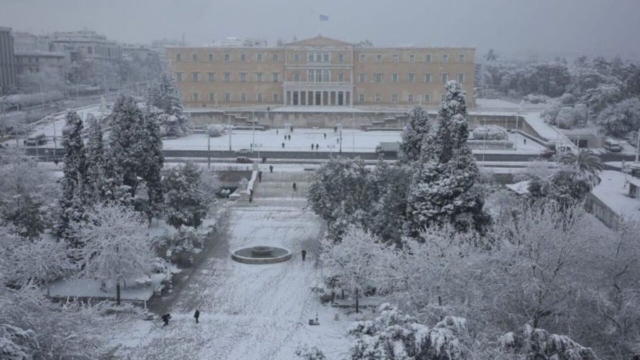 24ωρη λευκή καταιγίδα από τα Μερομήνια – Η μόνη μέρα του χειμώνα που θα δει χιόνι το Σύνταγμα