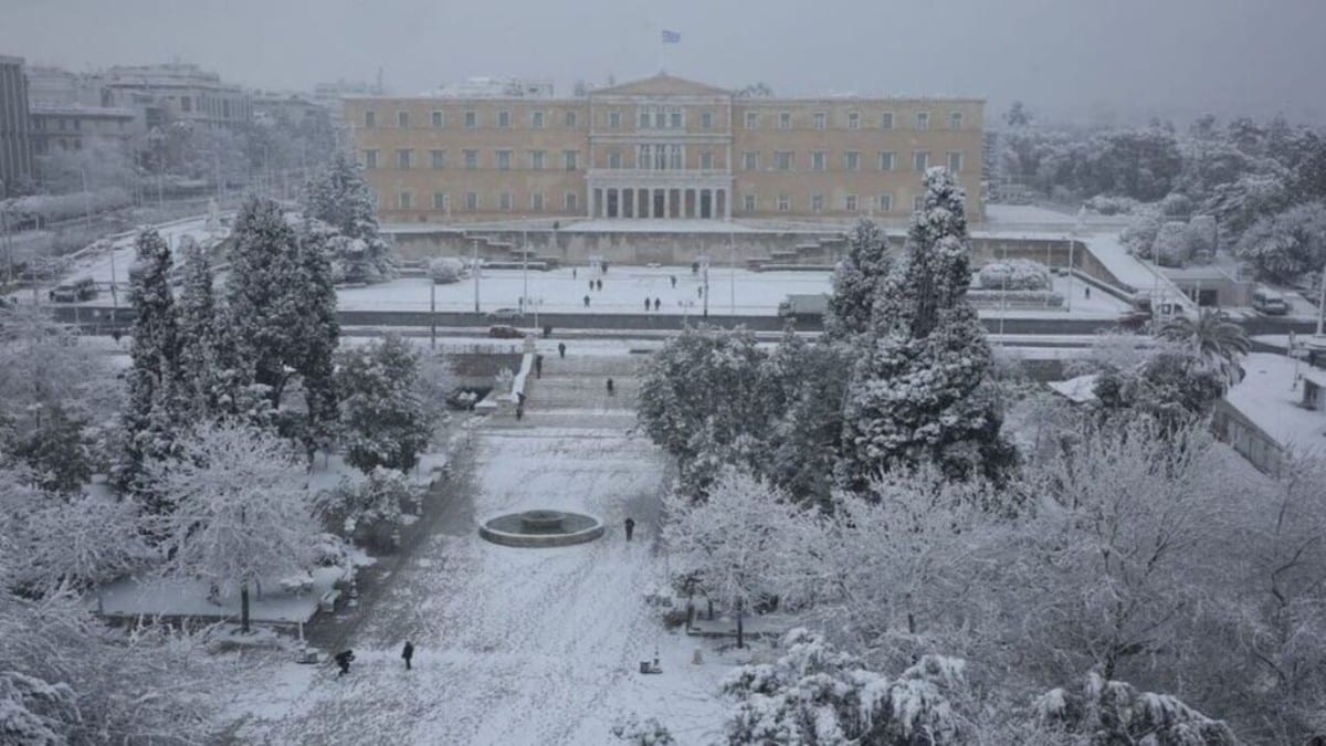 24ωρη λευκή καταιγίδα από τα Μερομήνια – Η μόνη μέρα του χειμώνα που θα δει χιόνι το Σύνταγμα