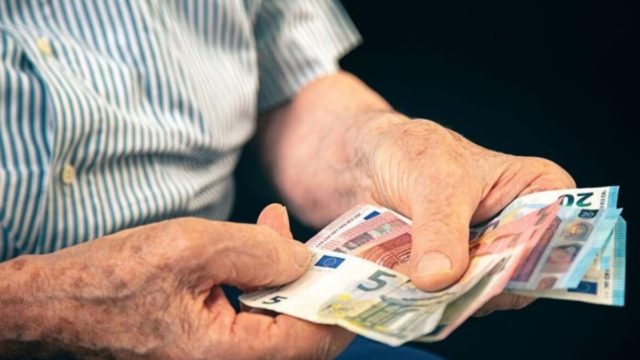 Συντάξεις Φεβρουαρίου 2024: Ξεκίνησαν νωρίτερα στο ταμείο οι δικαιούχοι – Ο λόγος και οι ημερομηνίες πληρωμών
