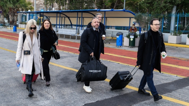 Έφυγε το πρώτο γκρουπ για Σπέτσες: Ξεκινά το τριήμερο για τους βουλευτές του ΣΥΡΙΖΑ – Το πρόγραμμα που θα ακολουθήσουν (video-photos)