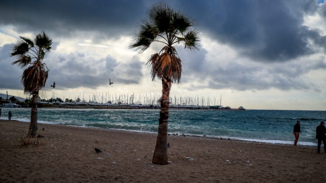 Καιρός σήμερα 20/1: Επιδείνωση σε όλη τη χώρα με ραγδαία πτώση της θερμοκρασίας – Πού θα πέσουν χιόνια