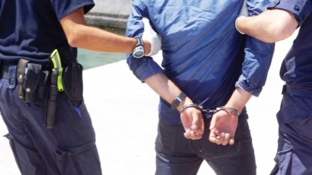 Θεσσαλονίκη: «Ξέρω στρατηγό της ΕΛΑΣ» – Χειροπέδες σε 40χρονο τραγουδιστή που έβρισε και απείλησε «όργανα»