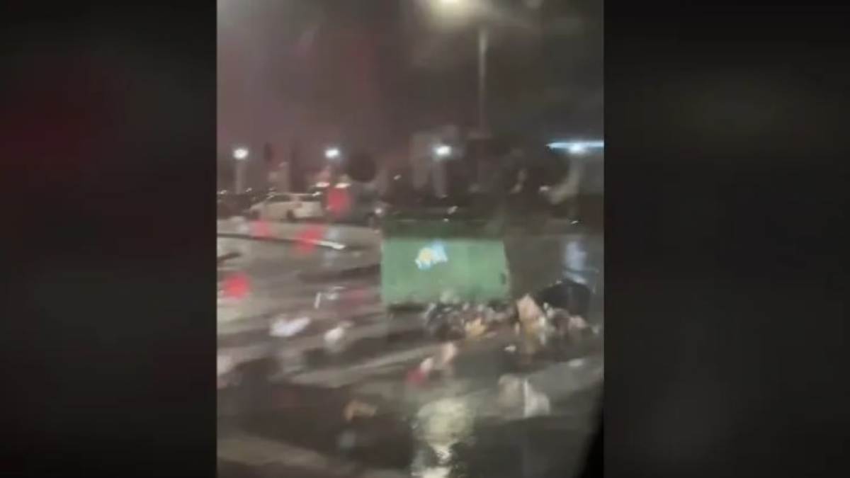 Θεσσαλονίκη: Σοκαριστικό βίντεο από τη στιγμή που δυνατός αέρας εκσφενδονίζει κάδο σκουπιδιών στη μέση του δρόμου