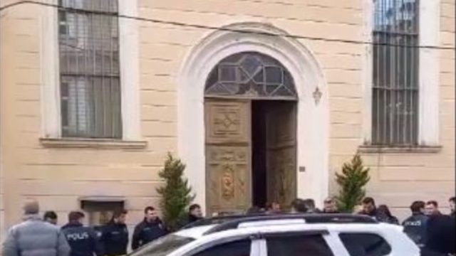 Κουκουλοφόροι άνοιξαν πυρ σε καθολική εκκλησία στον Βόσπορο – Ένας νεκρός μέσα στον ναό της Αγίας Μαρίνας (video)