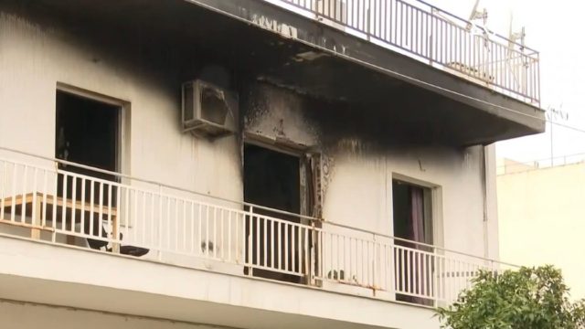 Ανείπωτη τραγωδία στην Αγία Παρασκευή: Εντοπίστηκε απανθρακωμένη σορός – Κάηκε ενώ προσπαθούσε να ζεσταθεί στην κρεβατοκάμαρα (video)