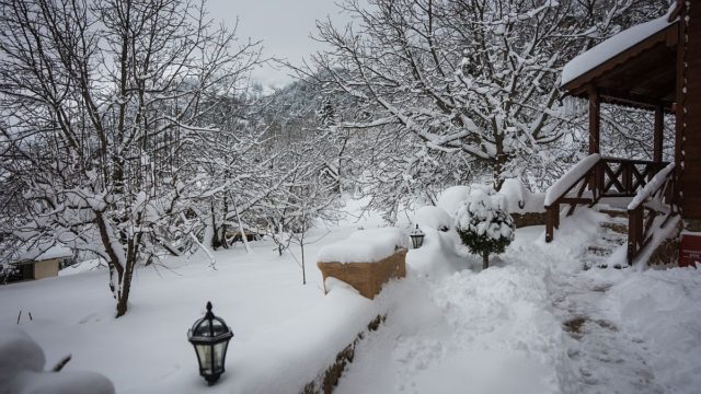 Μαγευτικές εικόνες από τα χιονισμένα Τρίκαλα Κορινθίας: Οι ελληνικές «Άλπεις» απέχουν μόλις 1,5 ώρα από την Αθήνα (video)