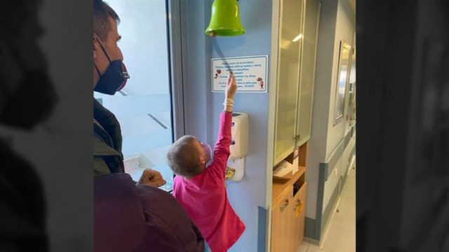 Συγκίνηση: H Τριανταφυλλιά χτύπησε το καμπανάκι της νίκης μετά από σκληρή μάχη με τον καρκίνο (photo)