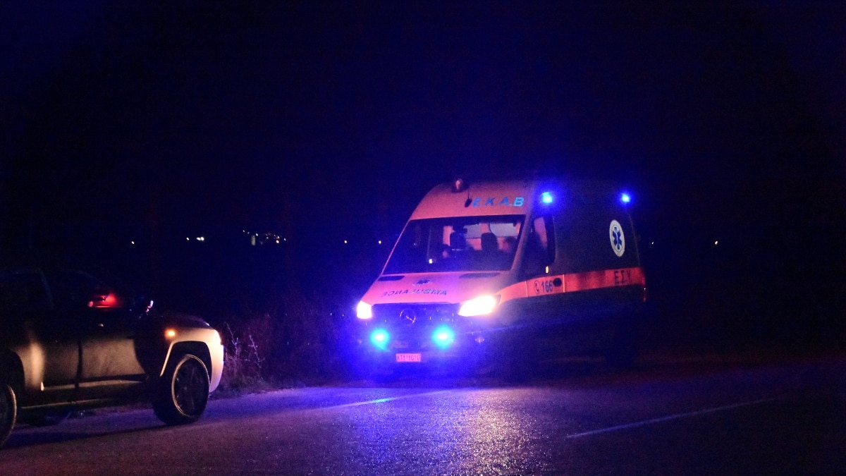 Θανατηφόρα σύγκρουση ΙΧ με φορτηγό στον Μαραθώνα – Ένας νεκρός και μία τραυματίας