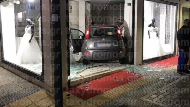 Γυαλιά καρφιά σε τροχαίο στον Βόλο: ΙΧ εξεράπη της πορείας του και χώθηκε σε βιτρίνα με νυφικά