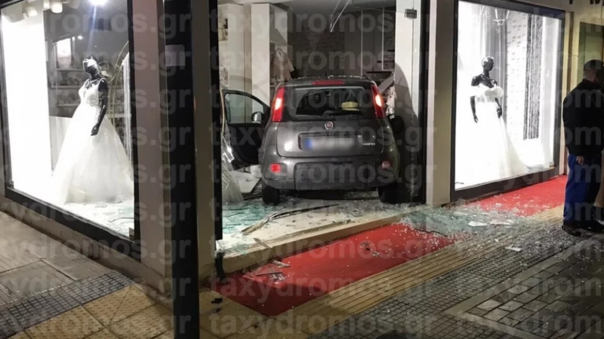 Γυαλιά καρφιά σε τροχαίο στον Βόλο: ΙΧ εξεράπη της πορείας του και χώθηκε σε βιτρίνα με νυφικά