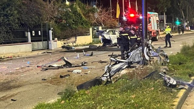 «Νόμιζα ότι έχει γίνει βομβαρδισμός. Κομμάτια έβλεπα μόνο και ανθρώπους…» – Συγκλονίζουν οι μαρτυρίες για το τροχαίο δυστύχημα στη Βούλα (Video)