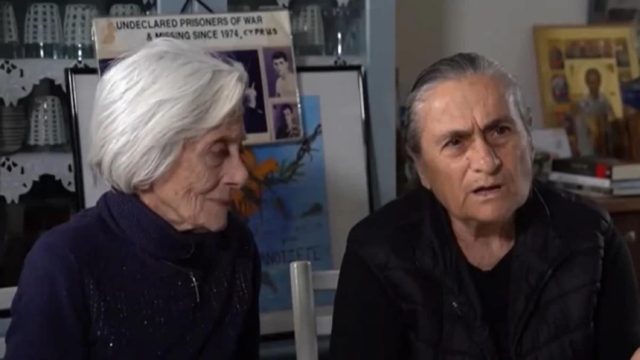 Χαρίτα Μάντολες: «Το παιδί μου ήταν στην αγκαλιά του άντρα μου όταν τον σκότωσαν» – Ποια είναι η γυναίκα σύμβολο της κυπριακής τραγωδίας του 1974 (Video)