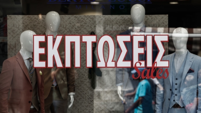 Πρεμιέρα αύριο (8/1) για τις εκπτώσεις: Επιδιώκεται τζίρος άνω των 6 δισ. ευρώ – Αυστηροί έλεγχοι και πρόστιμα (video)