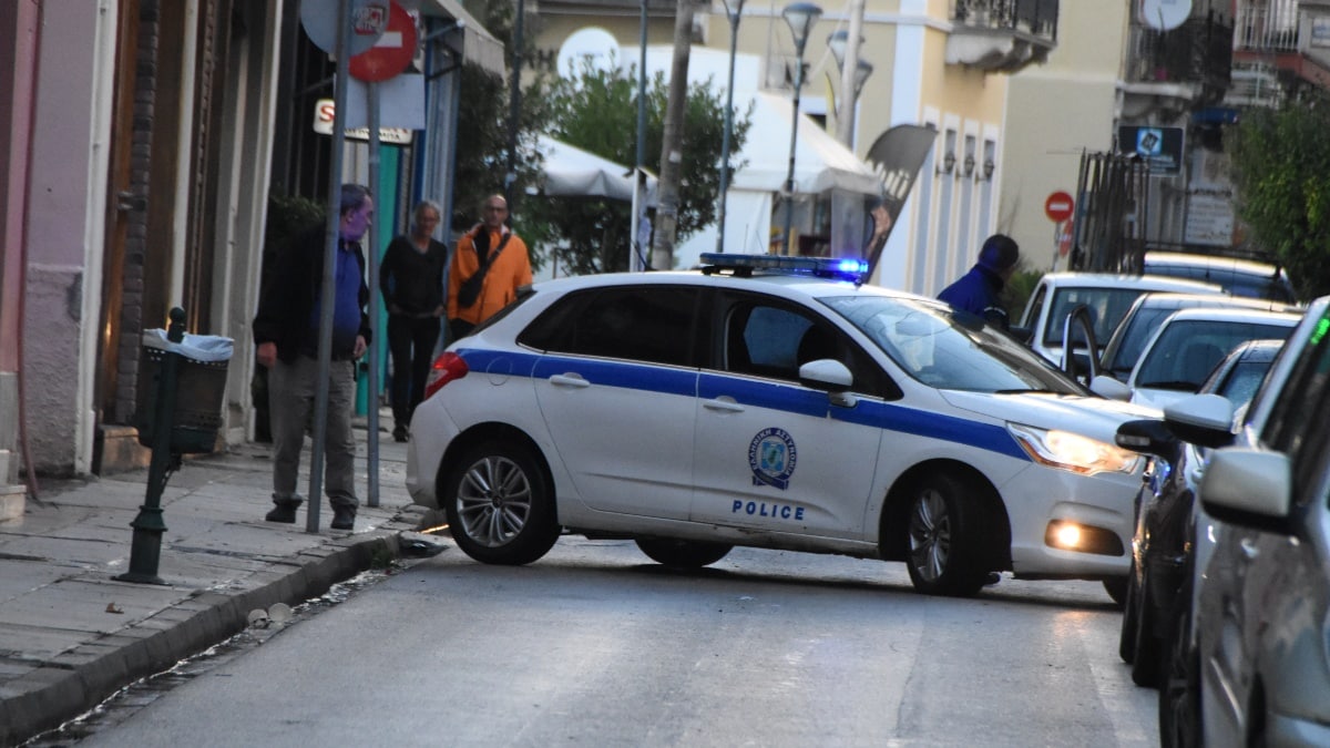 Συναγερμός στο κέντρο της Αθήνας: Εντοπίστηκε ύποπτη βαλίτσα έξω από ξενοδοχείο στη Μητροπόλεως
