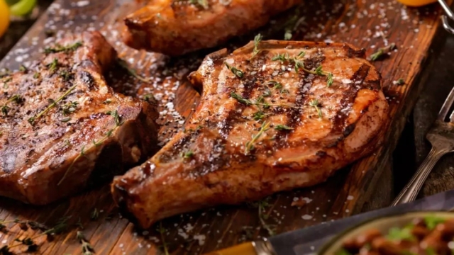 Είστε καλοφαγάδες; Το μυστικό στη μαρινάδα για ζουμερές μπριζόλες στον φούρνο!