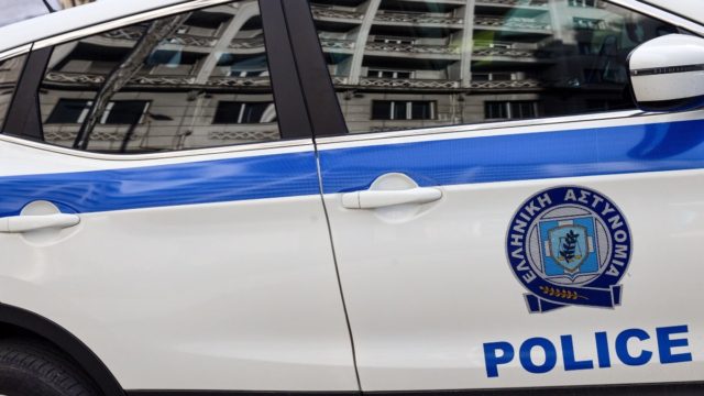 Γλυφάδα: Ανήλικος διακινητής ναρκωτικών χτύπησε αστυνομικούς με γροθιές και κλωτσιές – Συνελήφθη η μητέρα του