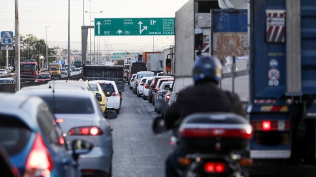 Παρασκευή… πίκρα στους δρόμους: Στο «κόκκινο» η Εθνική οδός, προβλήματα και στην Αττική οδό
