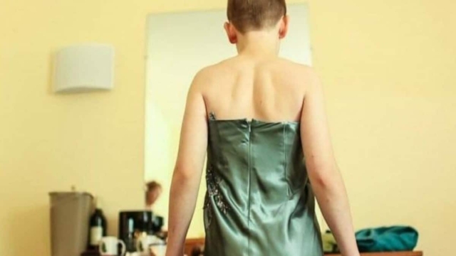 7χρονος μαθητής ζήτησε να πηγαίνει με κοριτσίστικα ρούχα & στις γυναικίες τουαλέτες στο σχολείο και ο διευθυντής αρνήθηκε – Έξαλλοι οι γονεις του (Video)