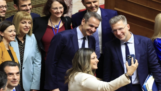 Ιστορική στιγμή για την Ελλάδα: Πέρασε το νομοσχέδιο για τον γάμο των ομοφύλων με 176 «ΝΑΙ» (video)