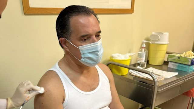 Άδωνις Γεωργιάδης: Έκανε το εμβόλιο κατά της Covid και στέλνει μήνυμα – «Έτσι θα σώσουμε ζωές» (photos)