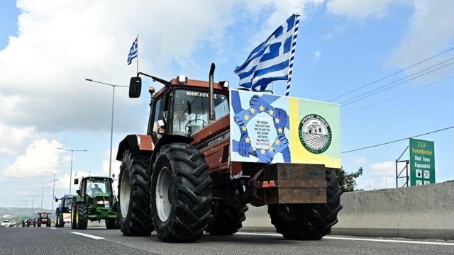 Κλείνει δρόμους η ΕΛ.ΑΣ.: Πέρασαν από τις Αφίδνες οι αγρότες με τα τρακτέρ – Δείτε βίντεο