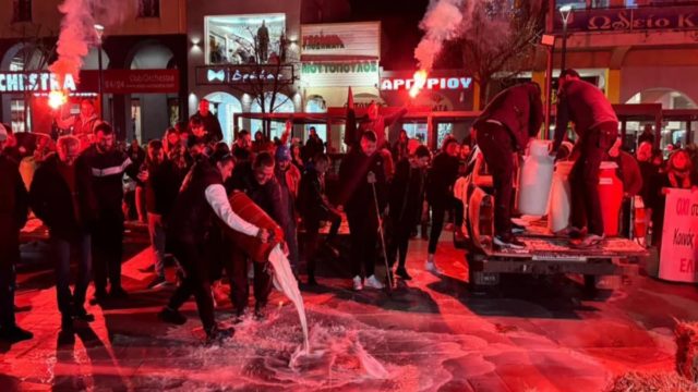 «Σκληραίνουν» τη στάση τους οι αγρότες: Μπήκαν με τα τρακτέρ στο κέντρο Λάρισας και Καρδίτσας – Έχυσαν γάλατα και διανυκτερεύουν εκεί (video)