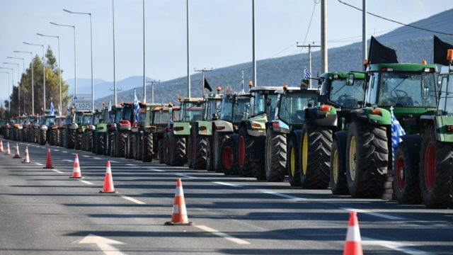«Πυκνώνουν» τα μπλόκα οι αγρότες: Αντίστροφη μέτρηση για το τετ α τετ με τον Κυριάκο Μητσοτάκη – Το «πακέτο» παροχών που θα ζητήσουν (video)