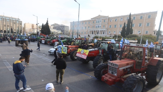 Αγρότες: Αναχωρούν τμηματικά και συντεταγμένα μετά τις 11:00 τα τρακτέρ από το Σύνταγμα – Νέες κυκλοφοριακές ρυθμίσεις (Video)