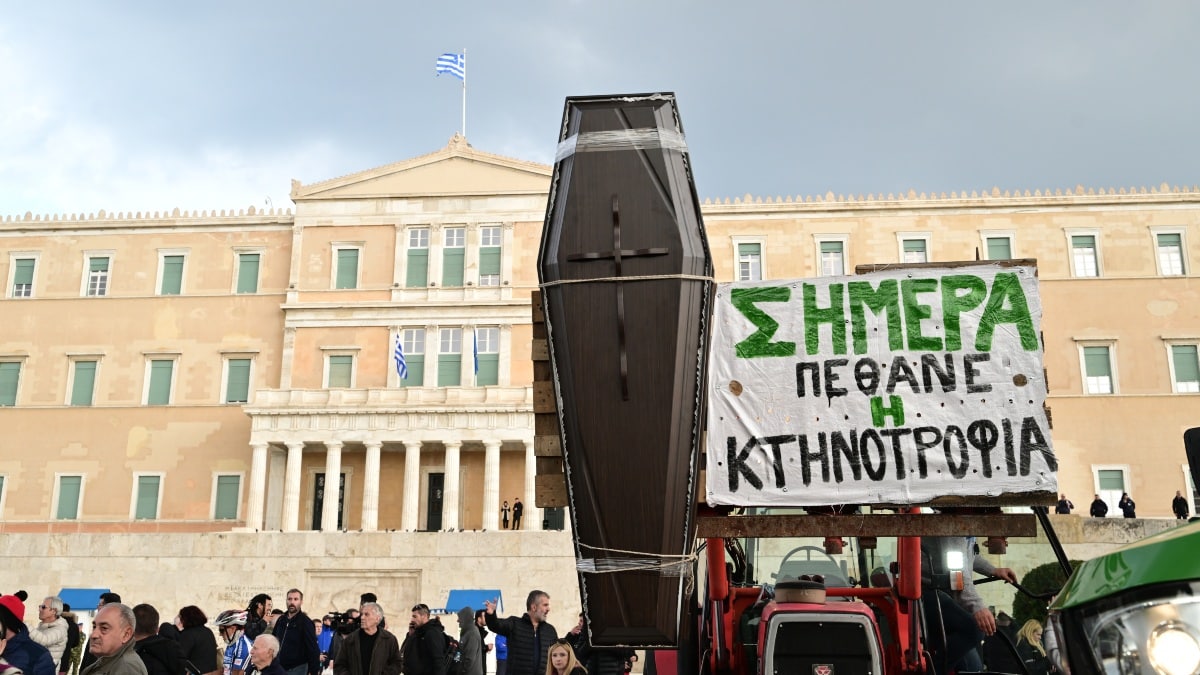 Σε θέσεις «μάχης» οι αγρότες: Δεκάδες τρακτέρ στο Σύνταγμα για το συλλαλητήριο – Κυκλοφοριακές ρυθμίσεις στο κέντρο της Αθήνας (video)