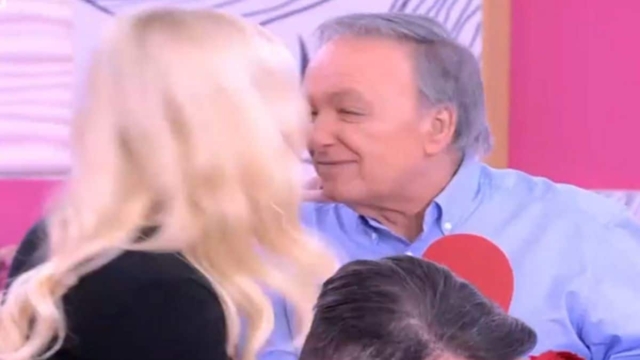 Σαν ερωτευμένοι πιγκουίνοι: Η κίνηση της Κατερίνας Καινούργιου όταν είδε τον Ανδρέα Μικρούτσικο (video)