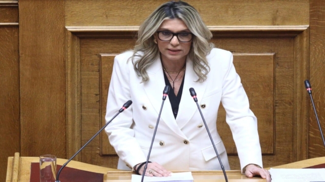 Άννα Καραμανλή: «Ο βράχος των παιδικών μας χρόνων, ο πατέρας, έγινε ανώνυμο σπ@ρμ@ – Καταψηφίζω το νομοσχέδιο» (Video)