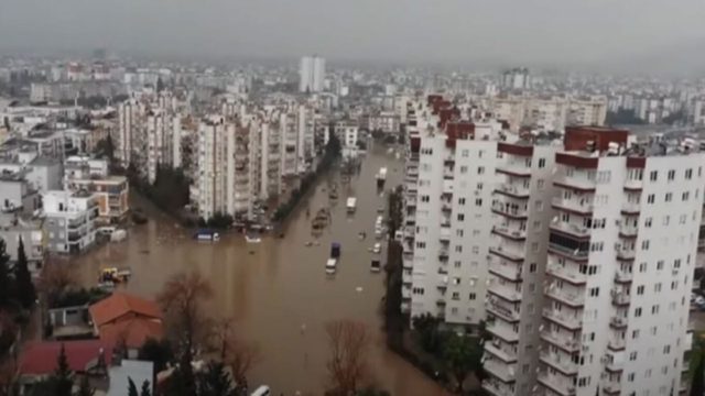 Αττάλεια: Απόκοσμες εικόνες καταστροφής από την κακοκαιρία – Πλημμύρισαν δρόμοι και σπίτια, ένας νεκρός (video)