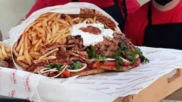 Ο έρωτας περνά από το στομάχι:  Έφτιαξαν ανθοδέσμη πιτόγυρο 8,5 κιλών για του Αγίου Βαλεντίνου – «Ωραία τα τριαντάφυλλα αλλά δεν τρώγονται»