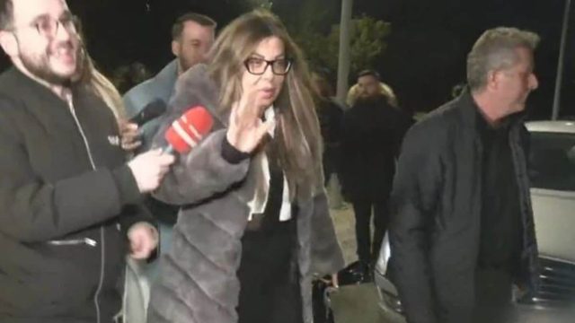 Σε έξαλλη κατάσταση η Άντζελα Δημητρίου: Έτρεξε άρον άρον μακριά από τις κάμερες – Η πρώτη αντίδραση μετά το βέτο που άσκησε στο νυχτερινό κέντρο