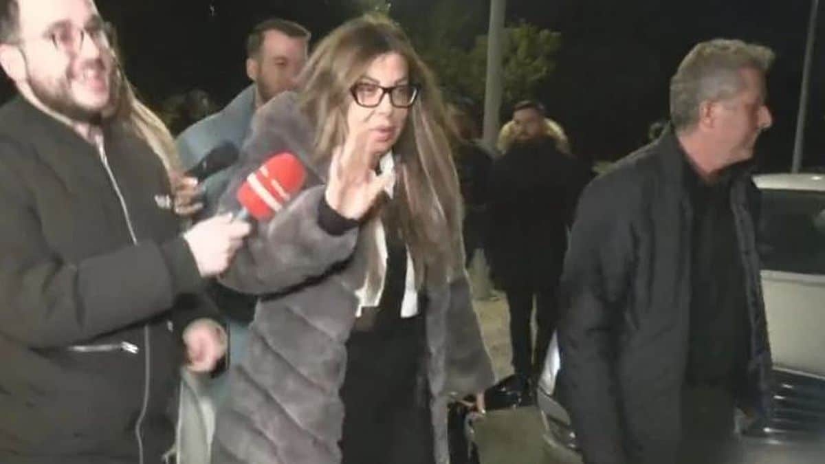 Σε έξαλλη κατάσταση η Άντζελα Δημητρίου: Έτρεξε άρον άρον μακριά από τις κάμερες – Η πρώτη αντίδραση μετά το βέτο που άσκησε στο νυχτερινό κέντρο