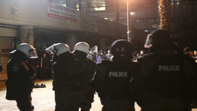 ΑΠΘ: Άγρια επεισόδια με πετροπόλεμο μετά την έφοδο των ΜΑΤ (video)