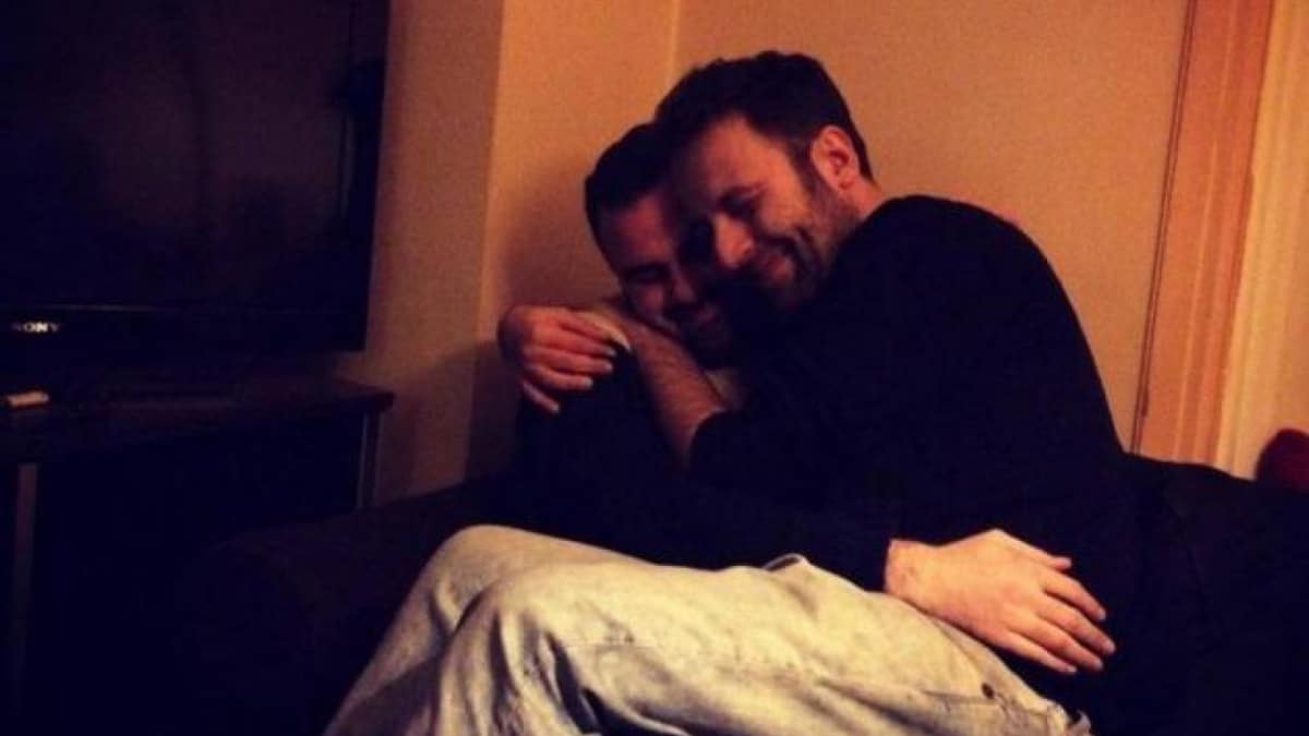 Παντρεύεται μετά από 20 χρόνια σχέσης ο Αύγουστος Κορτώ: «Μαζί σου πάντα» – Η αναγγελία γάμου με τον σύντροφό του