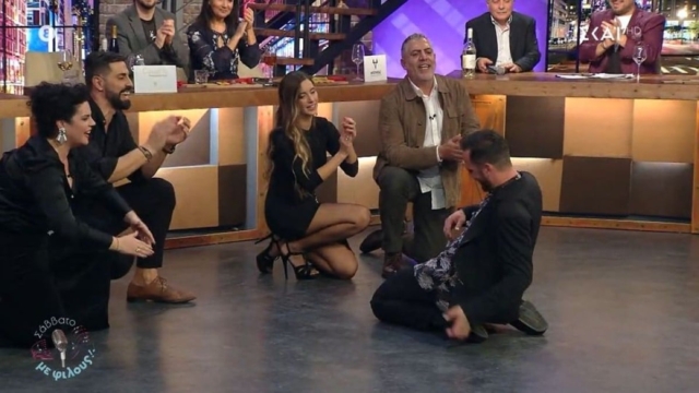Που‘ σαι Μαρία Αντωνά να τον καμαρώσεις: «Τράνταξε» το πλατό ο Άρης Σοϊλέδης με το βαρύ του ζεϊμπέκικο (video)