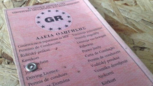 Χλώμιασαν οι Έλληνες οδηγοί: 200 ευρώ πρόστιμο για κάτι που κάνει το 90% των Ελλήνων