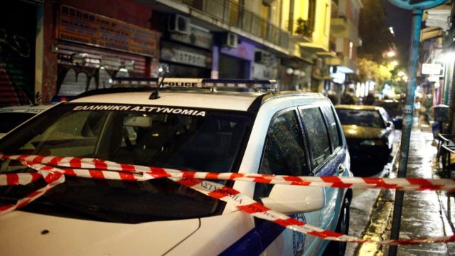 Θρίλερ στα Εξάρχεια: Εντοπίστηκε νεκρός άνδρας σε διαμέρισμα με τραύμα στο κεφάλι – Δίπλα του βρέθηκαν σφυρί και μαχαίρι (video)