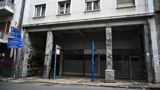 «Πέπλο» μυστηρίου με το νεκρό έμβρυο στη Σόλωνος: Αναζητείται η μητέρα – Τα σενάρια και το περίεργο της υπόθεσης