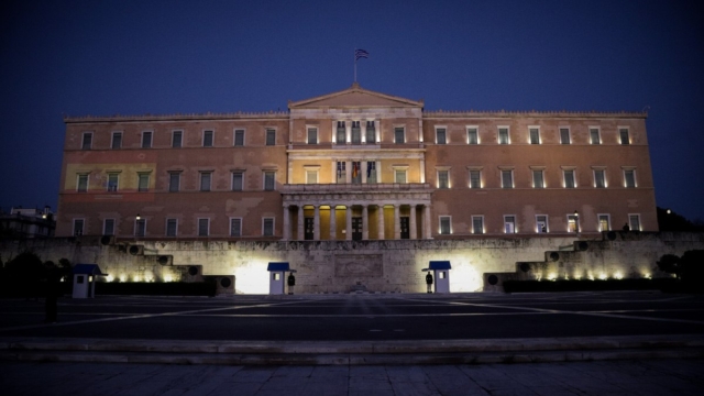 Φάρσα το τηλεφώνημα για βόμβα στη Βουλή –  Ανοίγουν και πάλι οι γύρω δρόμοι