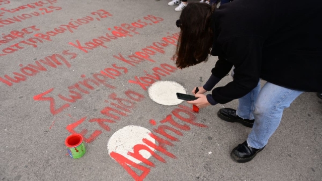 Τέμπη: Βουβό πένθος και οργή έναν χρόνο μετά – Έγραψαν τα ονόματα των 57 θυμάτων μπροστά από το μνημείο του Άγνωστου Στρατιώτη στο Σύνταγμα (video)