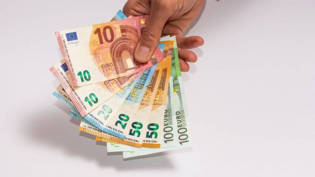 Ανάσα: Επίδομα 300 ευρώ για όλους – Ξεκινά η καταβολή του