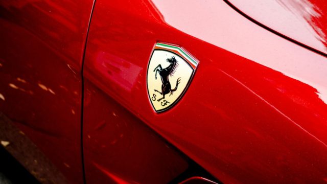 Εκτοξεύεται η μετοχή της Ferrari μετά την ανακοίνωση για Χάμιλτον