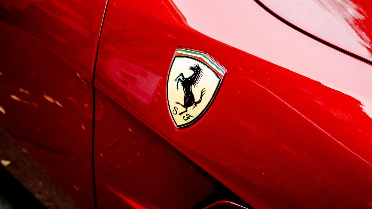 Εκτοξεύεται η μετοχή της Ferrari μετά την ανακοίνωση για Χάμιλτον