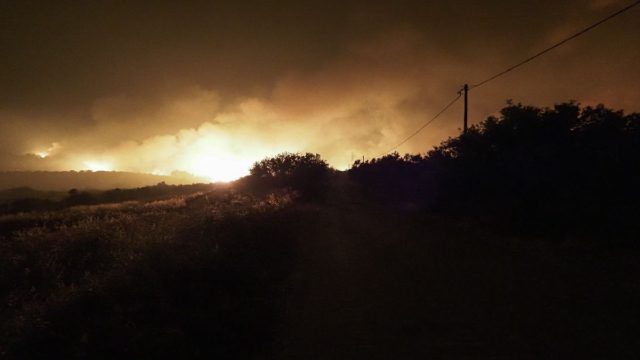 Φωτιά στο Λιβάρι Εύβοιας – Ισχυροί άνεμοι στην περιοχή (video)