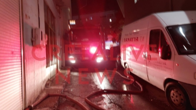Τραγωδία στο Ηράκλειο: Πυροσβέστες ανέσυραν νεκρή γυναίκα μετά από φωτιά σε διαμέρισμα