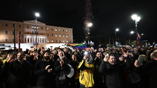 Η Φωτογραφία της Ημέρας: Συγκέντρωση ΛΟΑΤΚΙ στο Σύνταγμα αφού πέρασε στη Βουλή το νομοσχέδιο ισότητας στον γάμο