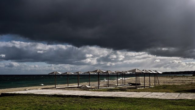 Η φωτογραφία της Ημέρας: «Μαύρος» ουρανός πάνω από τη Νέα Μάκρη